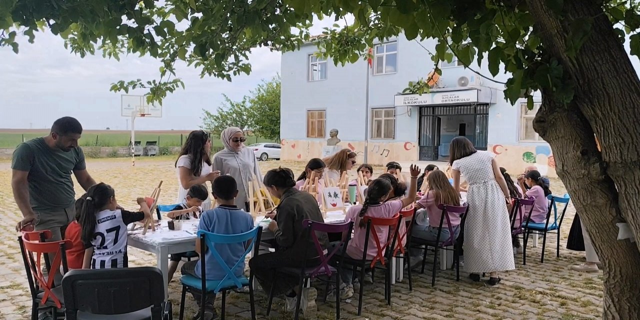 Silopi'de Fedakar Öğretmenler Köy Okullarını Sanat Atölyesine Çeviriyor
