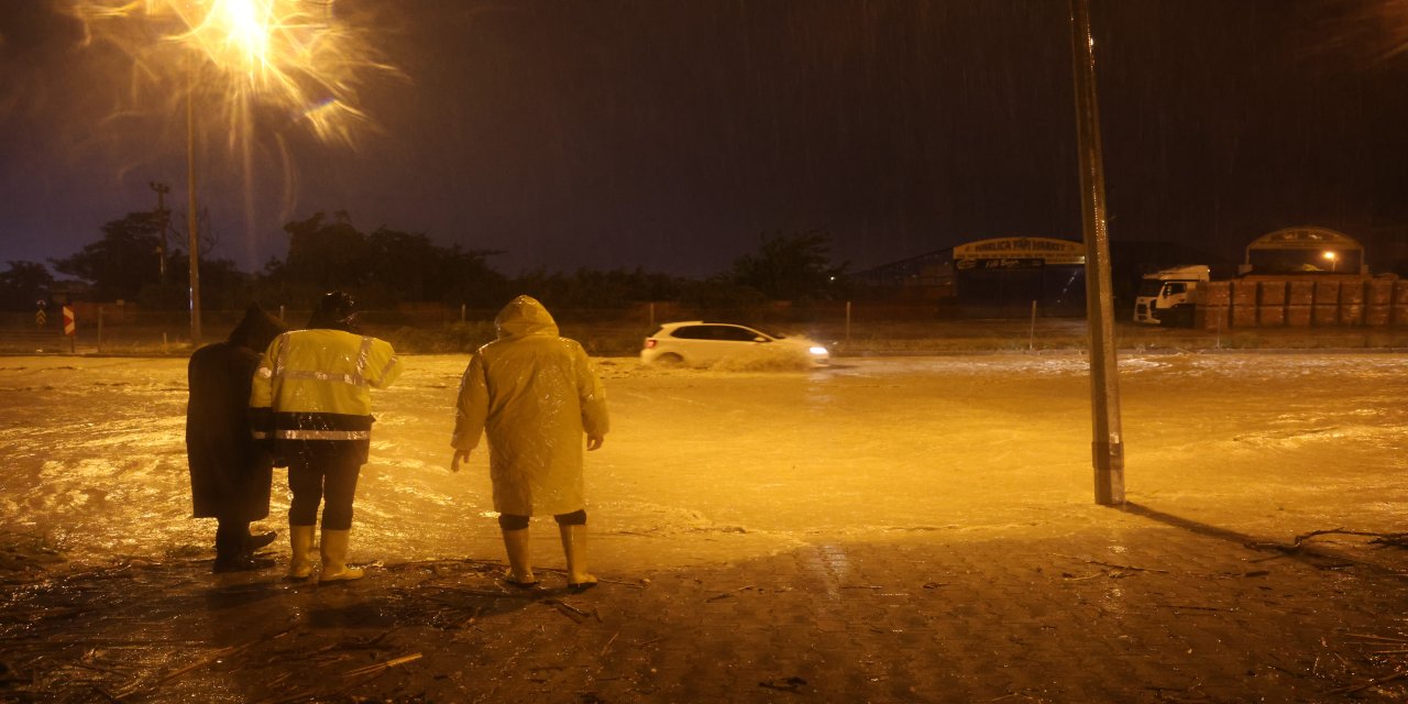 Hatay'da şiddetli sağanak sele yol açtı