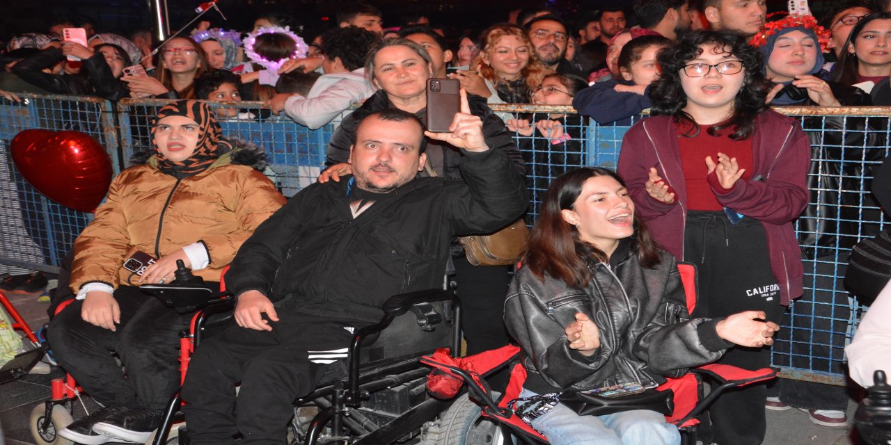 Konser alanında gençlik coşkusu