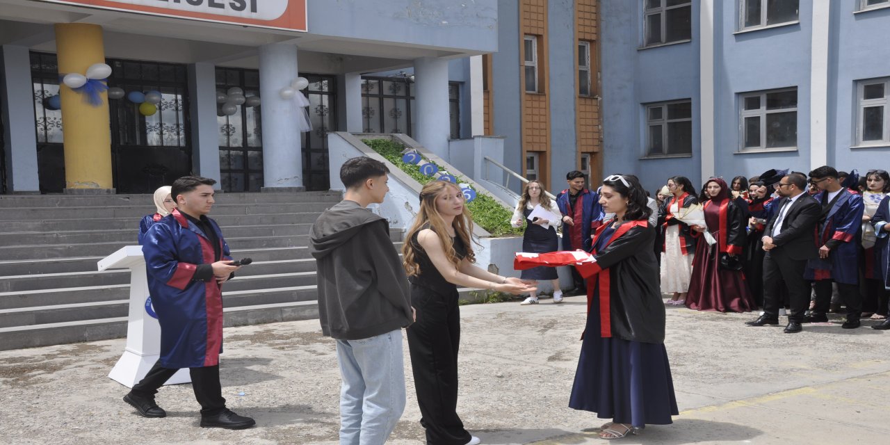 Bulanık Anadolu Lisesi'nde mezuniyet coşkusu