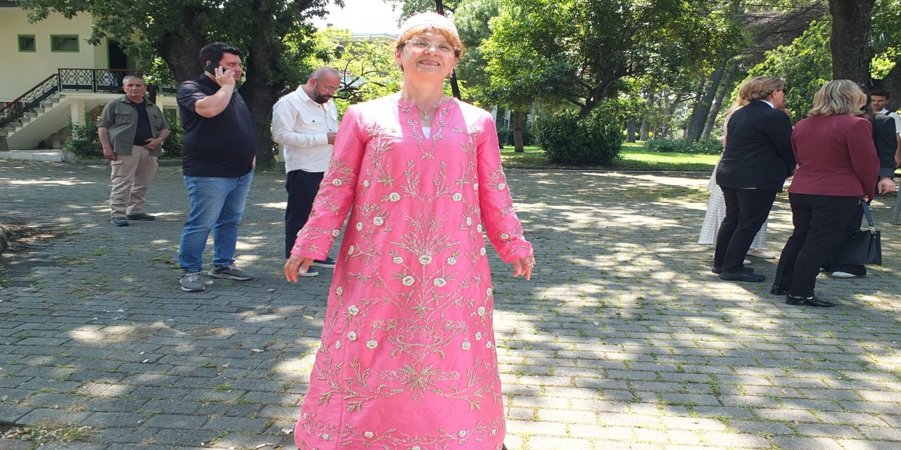 Burhaniyeli eğitmen eski zaman gelinliğini tanıttı