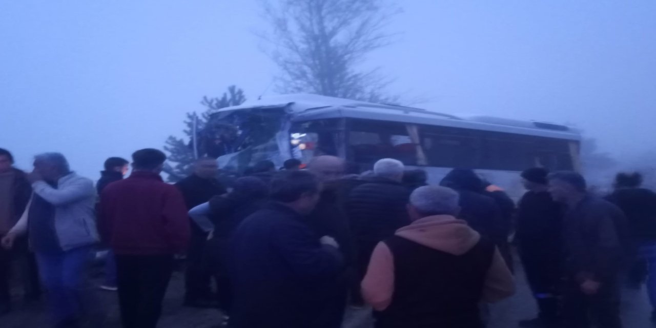 Yolcu midibüsü ile yakıt yüklü tır çarpıştı: 3 yaralı