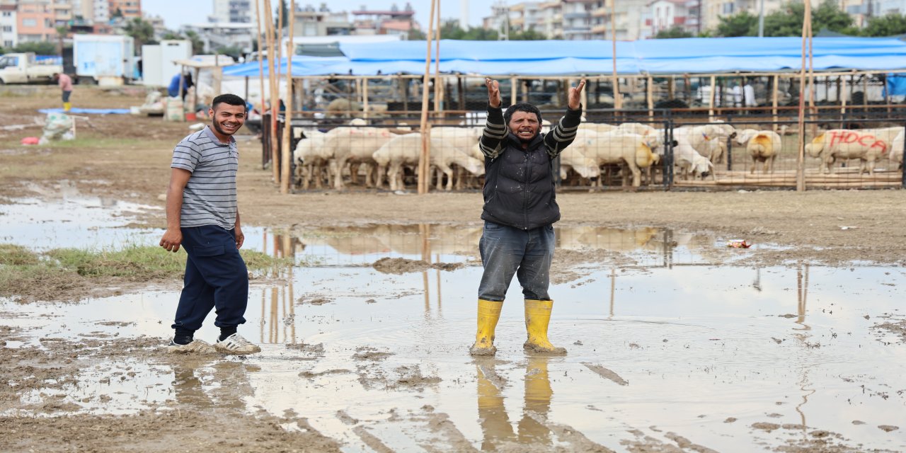 Kurban Pazarı Sele Teslim: "Afrika Kabilelerinde Bile Bu Görüntüyü Bulamazsın!"