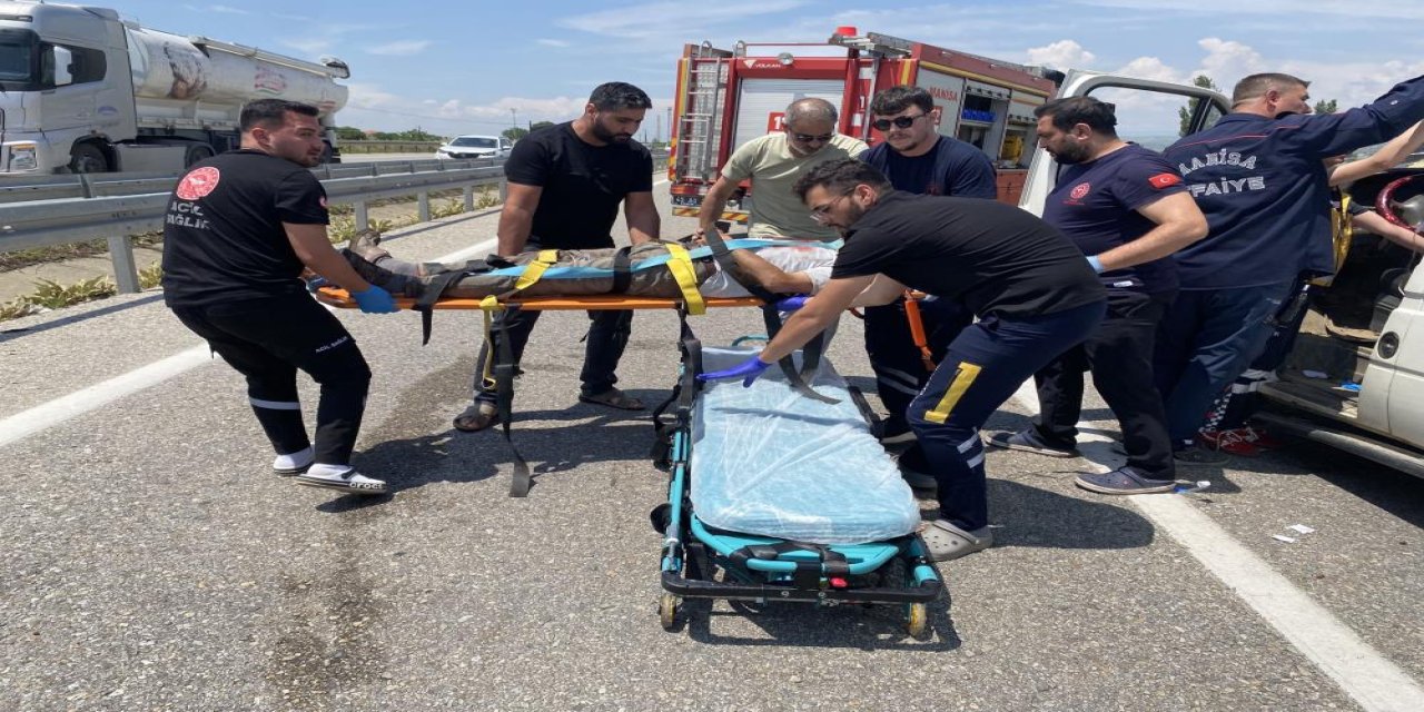 Hafif ticari araç traktöre çarptı: 1 ölü, 3 yaralı