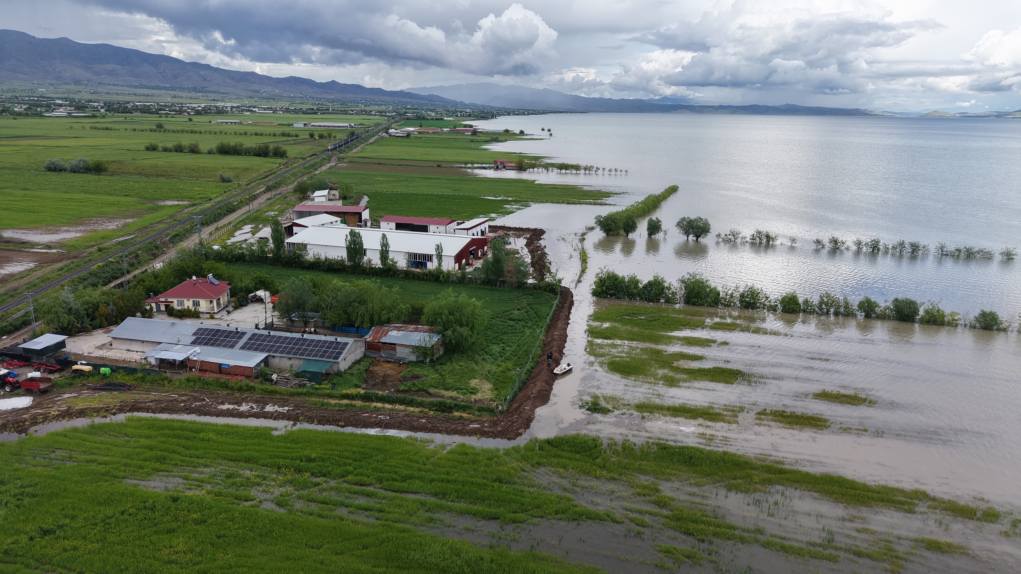 Elazığ'da üreticiler Çiftliklerde sel nöbeti tutuyor