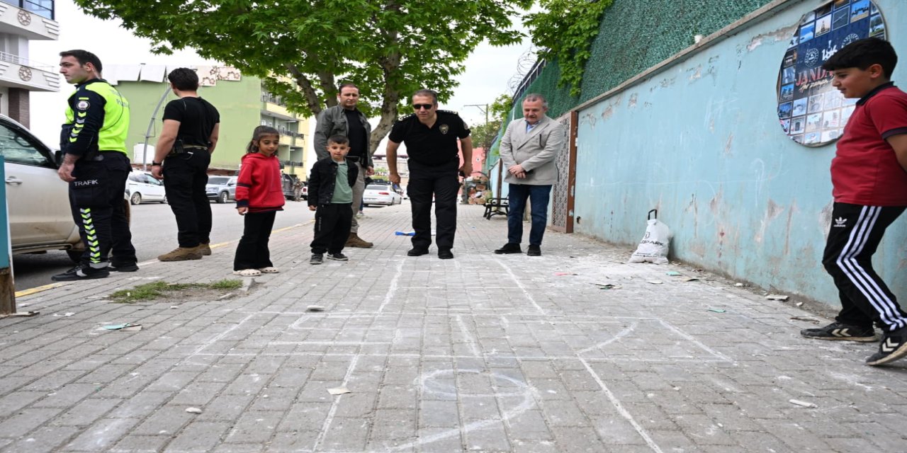 Emniyet Müdürü Volkan Sazak çocuklarla sek sek oynadı
