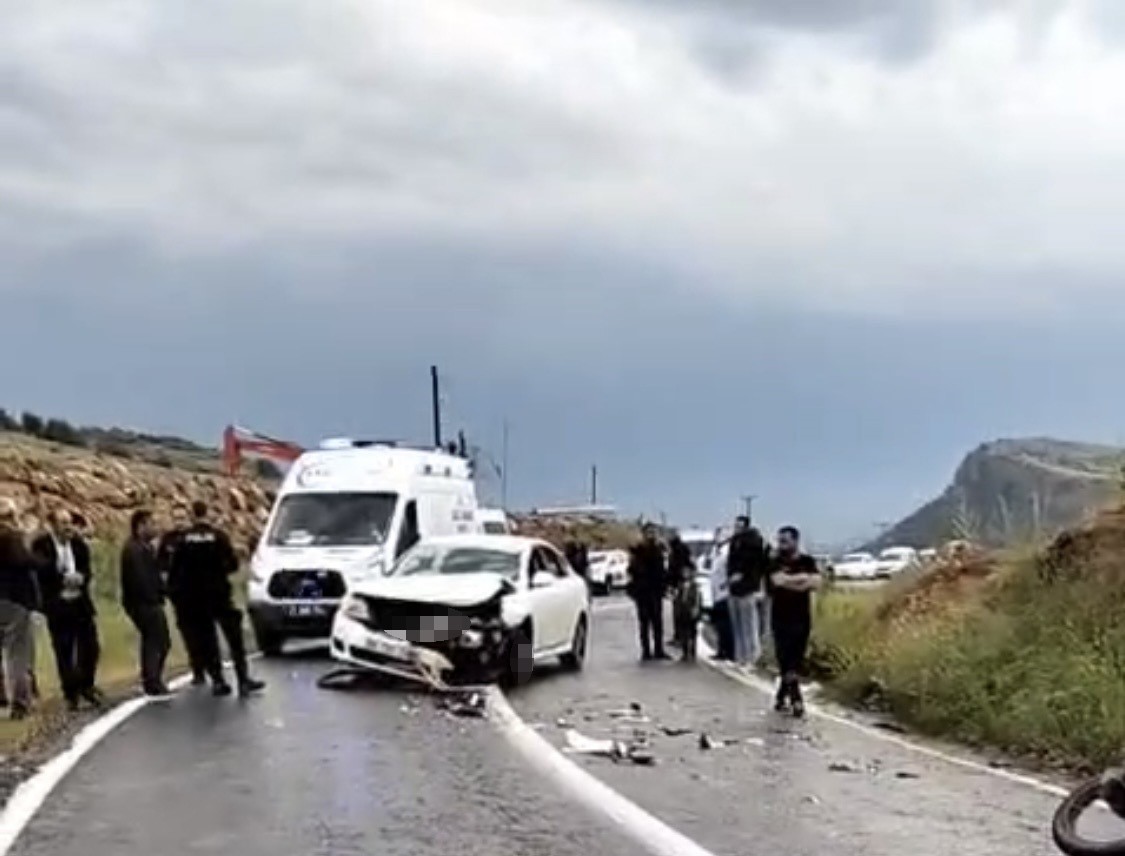Diyarbakır'da otomobil ile motosiklet kafa kafaya çarpıştı: 1 yaralı