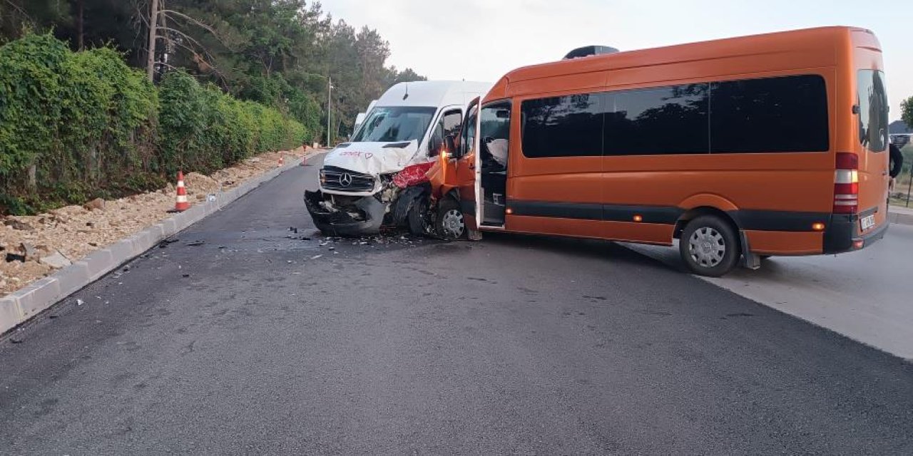 Antalya'da tur minibüsleri çarpıştı, 13 turist yaralandı