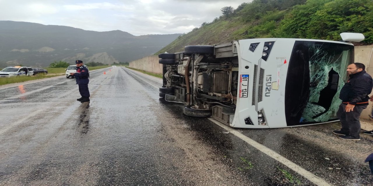 Cenaze dönüşü minibüs devrildi: 4 yaralı