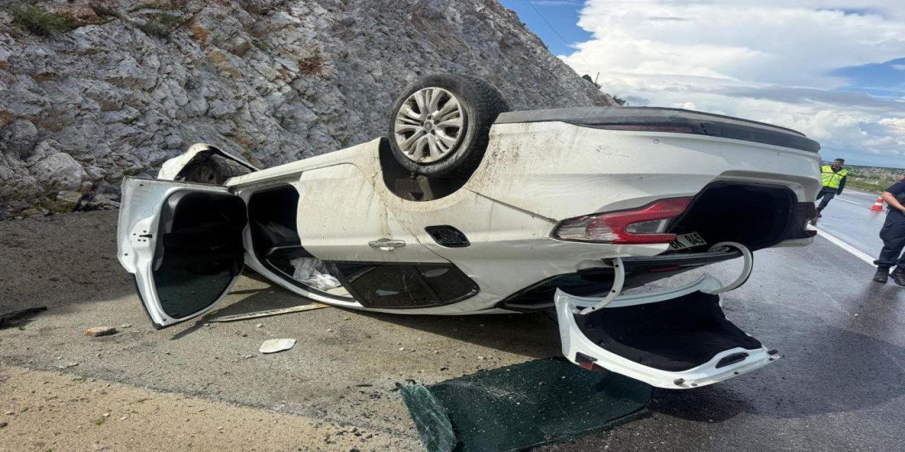 Takla atıp refüje giren otomobilde 4 kişi yaralandı