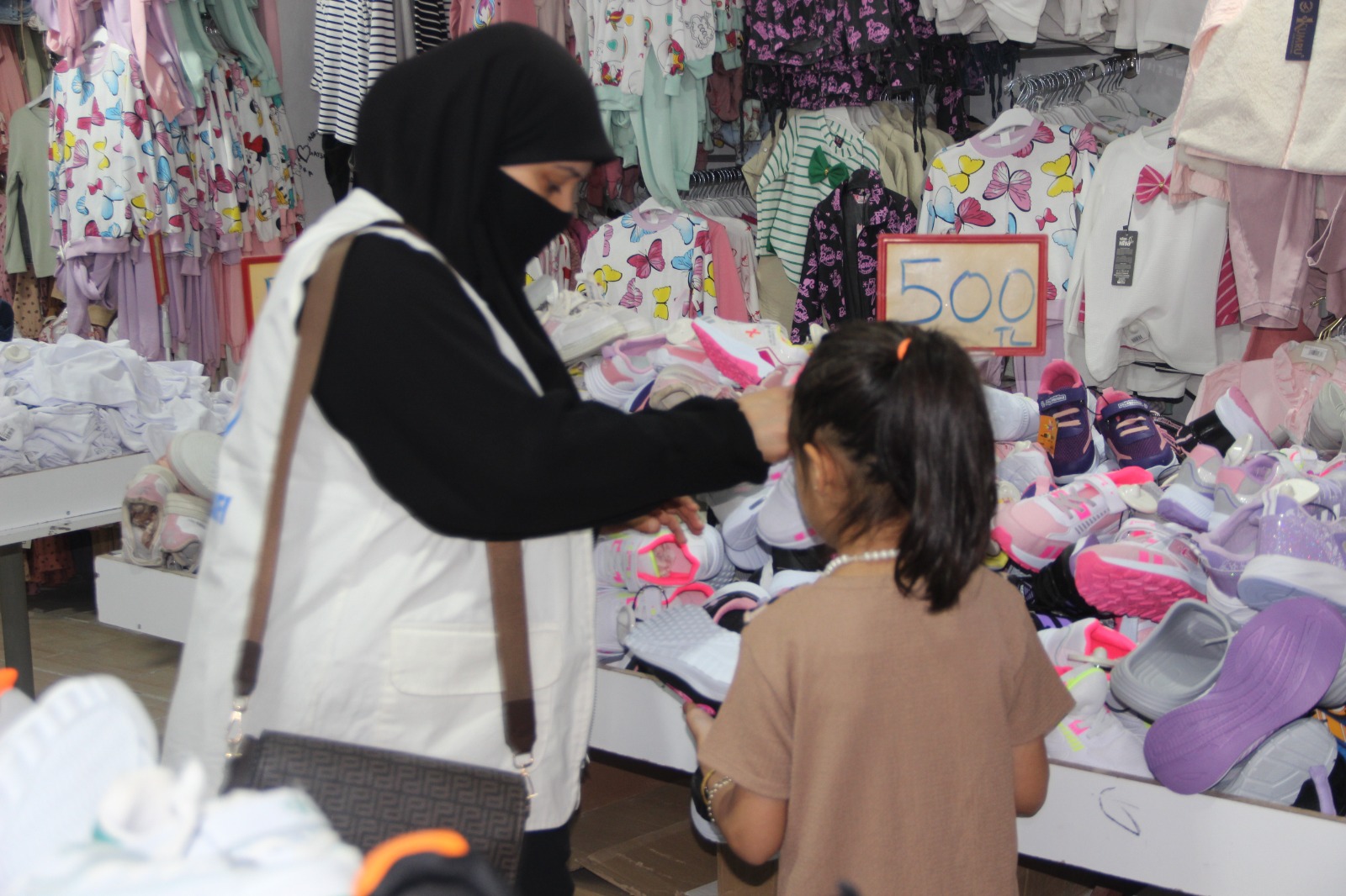 Cizre Yetimler Vakfı Bayram Öncesi Onlarca Yetim Çocuğu Giydirdi
