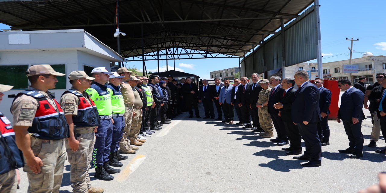 Vali Birol Ekici Uludere Yolu Uygulama Noktası’nda Personelle Bayramlaştı