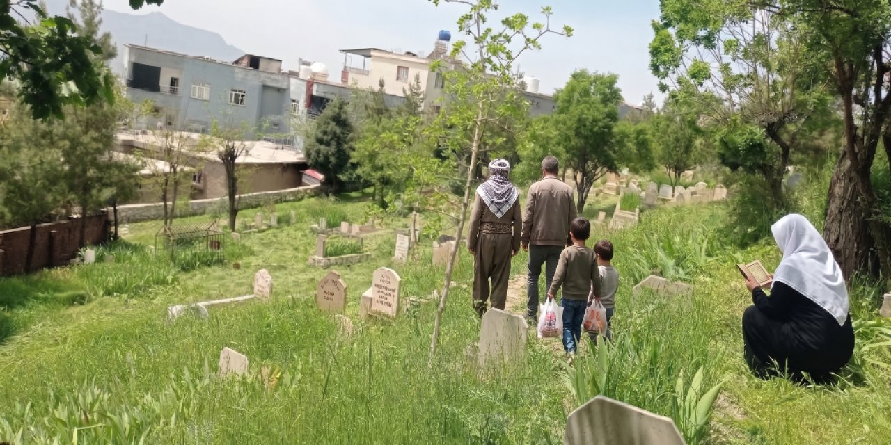 Şırnak’ta Bayram Geleneği Sürüyor: Kabristanlıklara Yoğun İlgi
