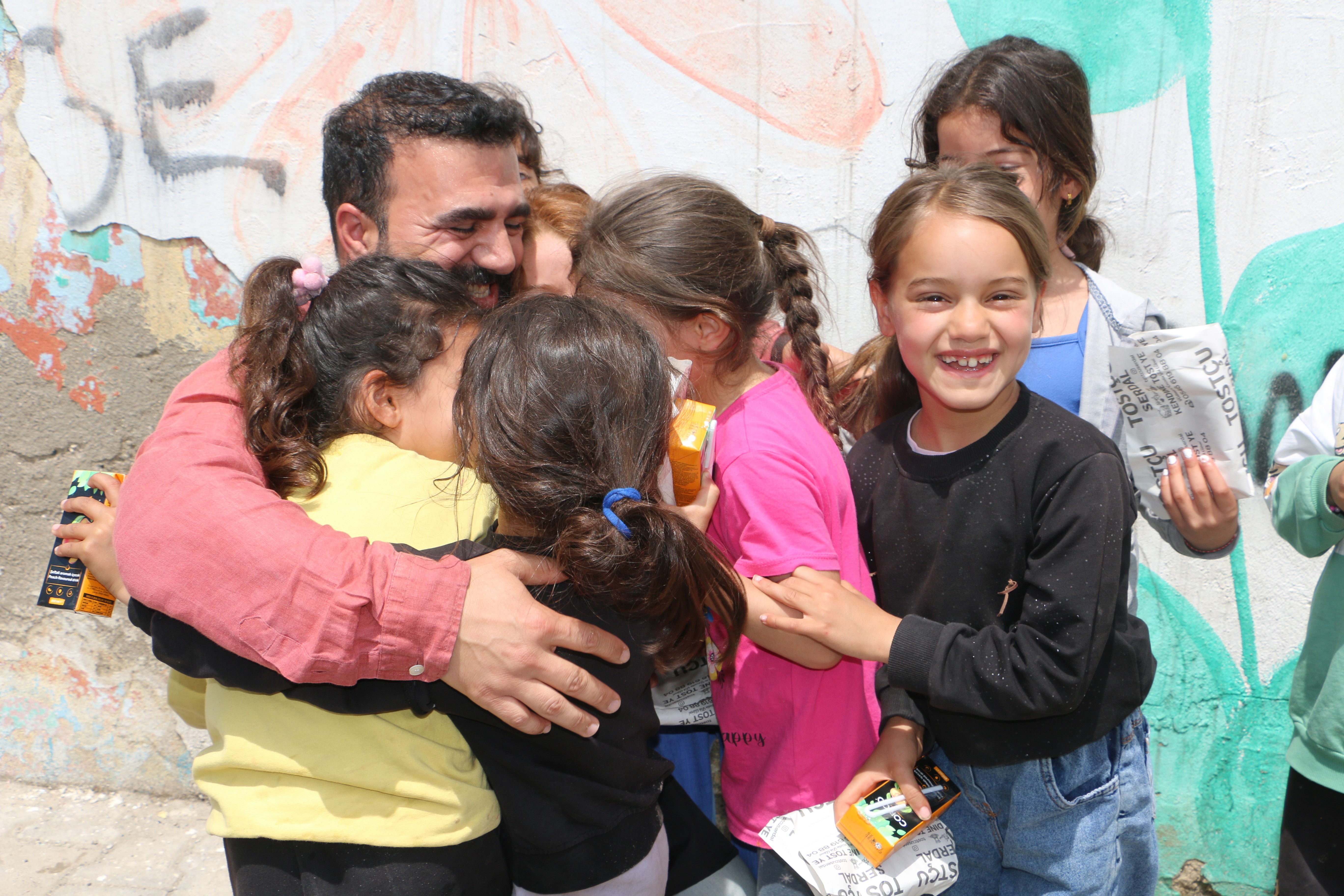 Küçükken hep 'bekledi' şimdi çocuklara ücretsiz dağıtıyor