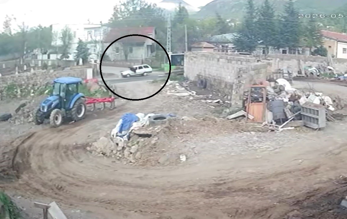 Otobüsten indi, otomobil çarptı