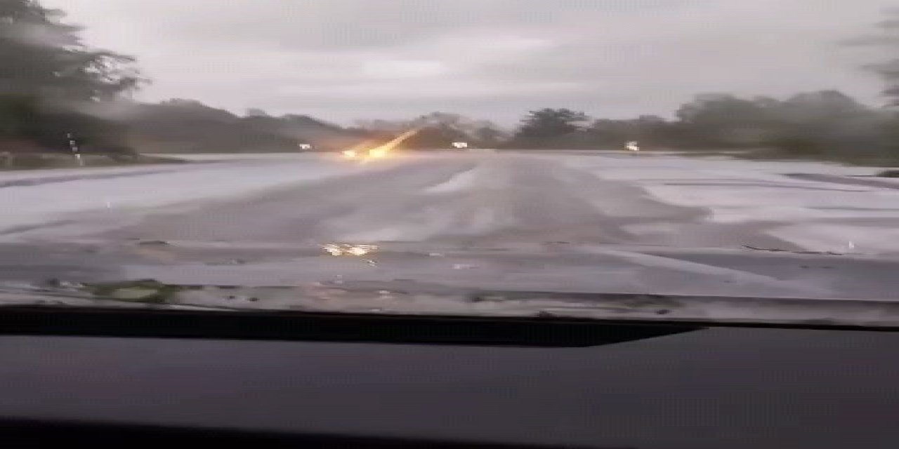 Dolu Yağışı Yolu Beyaza Bürüdü! Sürücüler Zor Anlar Yaşadı