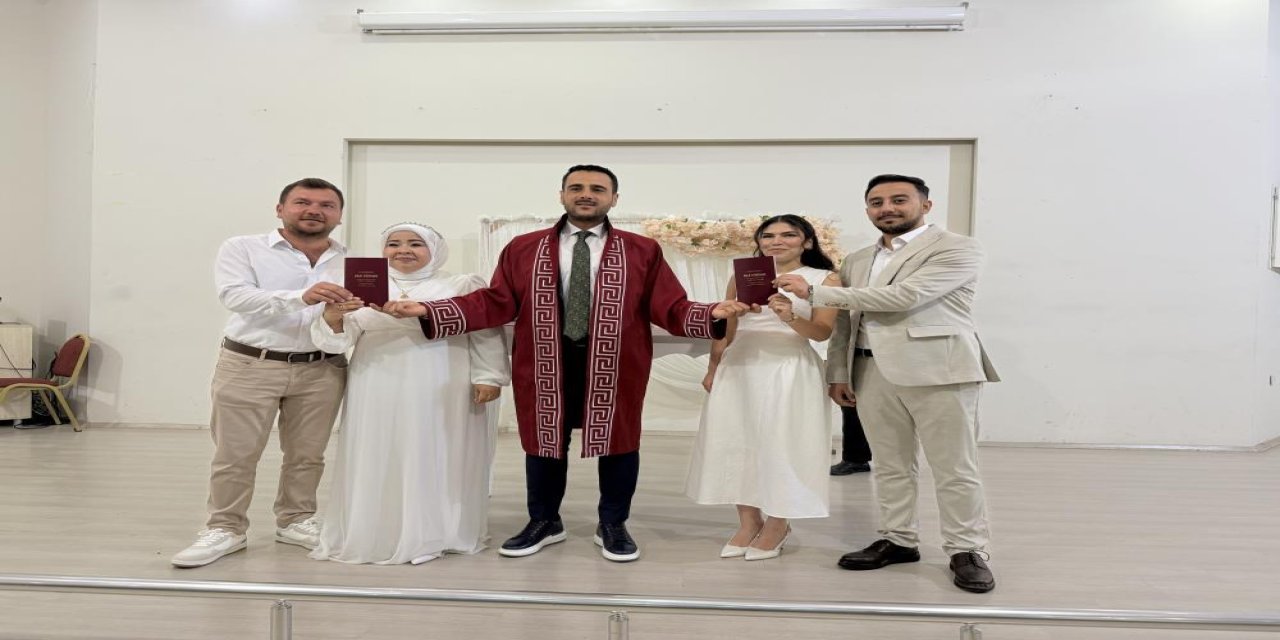 Kardeşlerin çifte mutluluğu: Aynı gün evlenip, birbirlerine şahit oldular