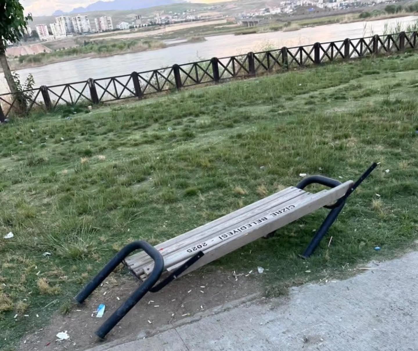 Cizre’de Park ve Mesire Alanlarındaki Bank ve Çardakların Tahrip Edilmesi Tepki Çekiyor