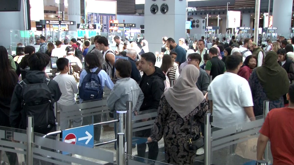 Havalimanı'nda dönüş yoğunluğu başladı