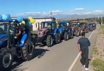 Siirt’te Ezber Bozan Düğünde Lüks Araçlar yerine Traktörle Gelin Almaya gittiler