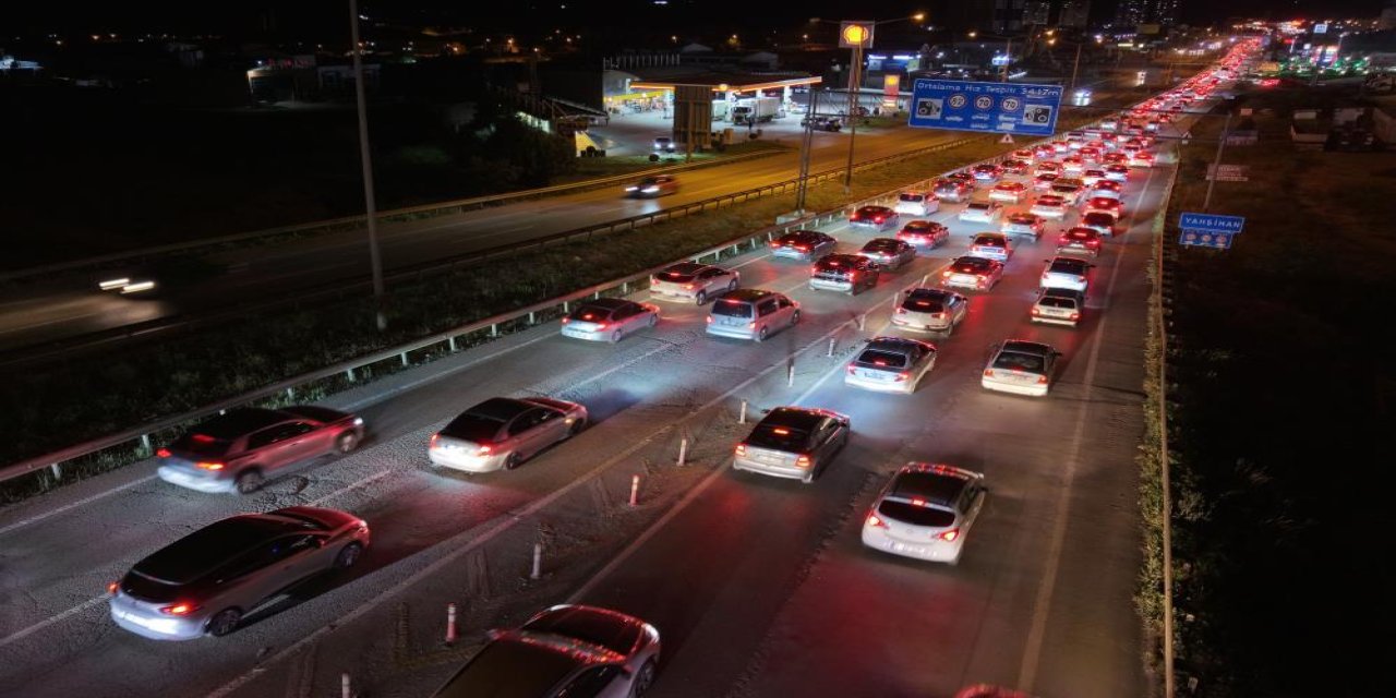 Tatilciler dönüş yolunda: 43 ilin geçiş noktasında kilometrelerce kuyruk