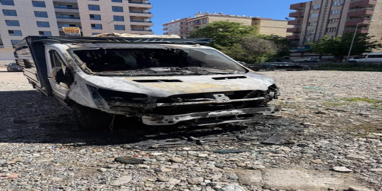 Siirt'te park halindeki kamyonet yandı