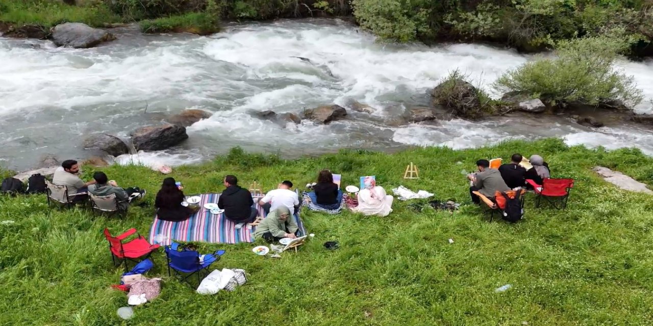 Şırnak’ta öğretmenlerden doğayla iç içe sanat buluşması