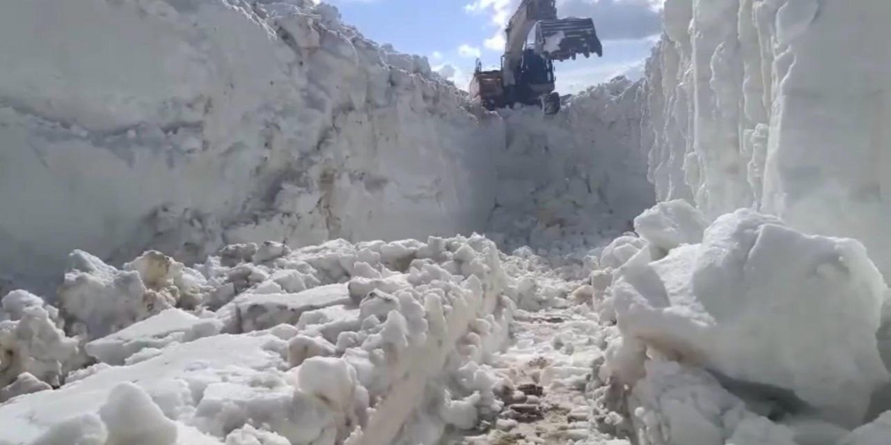 Şırnak'ta Göçerlerin Yayla Yolculuğu İçin Seferberlik: Dev Çığ Kütleleri Bir Bir Temizleniyor