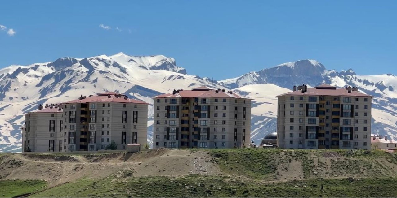 Yüksekova iki mevsimi bir arada yaşıyor