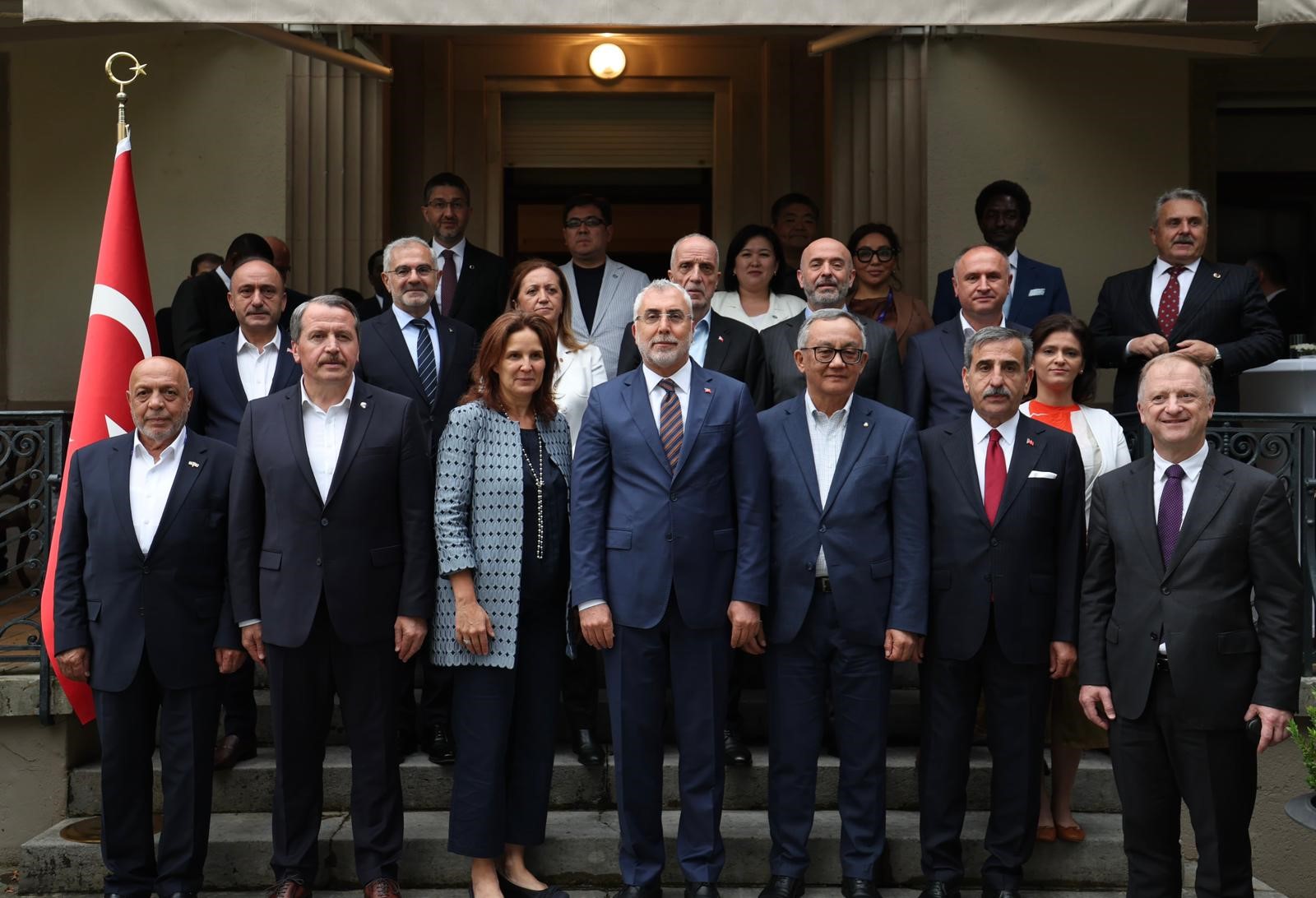 Bakan Işıkhan, işçi ve işveren temsilcileriyle Cenevre'de bir araya geldi