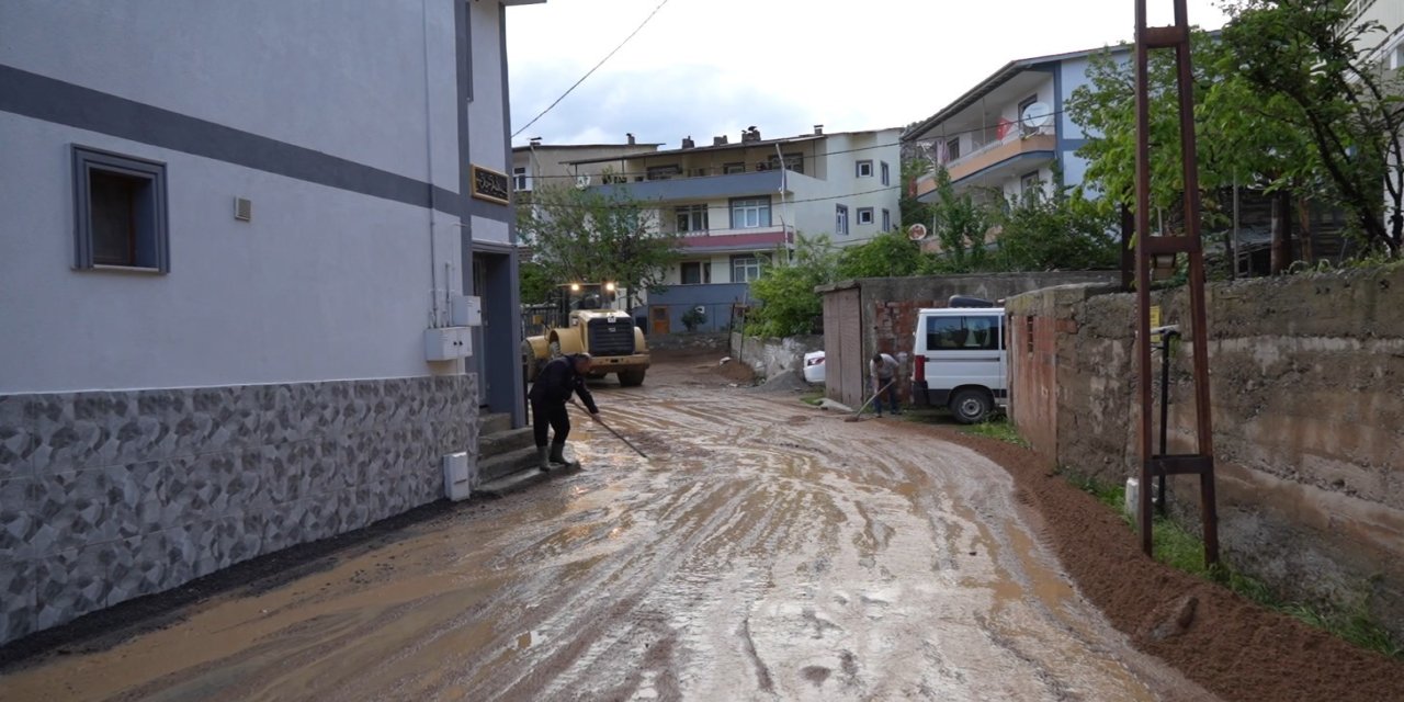 Gümüşhane'de sel nedeniyle bir ev, ahır ve 4 araç zarar gördü
