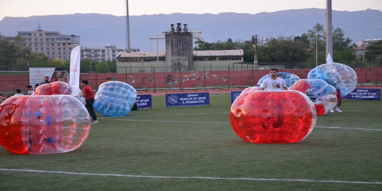 Silopi’de Balon Futbolu Çılgınlığı! Sahada Kahkaha Dolu Anlar Yaşandı