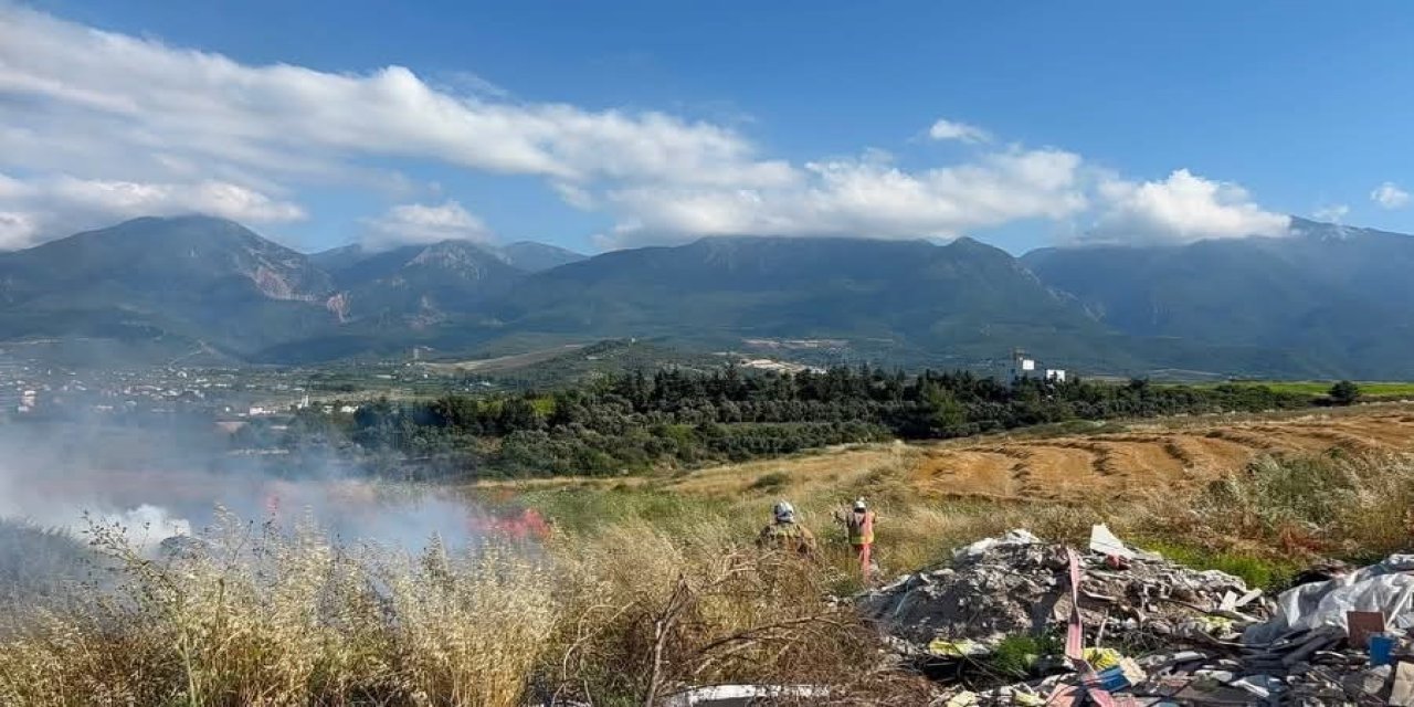 Hatay'da bahçe yangını itfaiye ekipleri tarafından söndürüldü