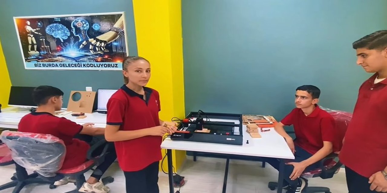 Silopi’de Ahşap Atıklar Telefon Tutacağına Dönüştü