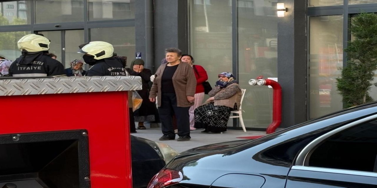 20 Katlı Binada Büyük Panik! Alarm Çaldı, Yüzlerce Kişi Kendini Sokağa Attı