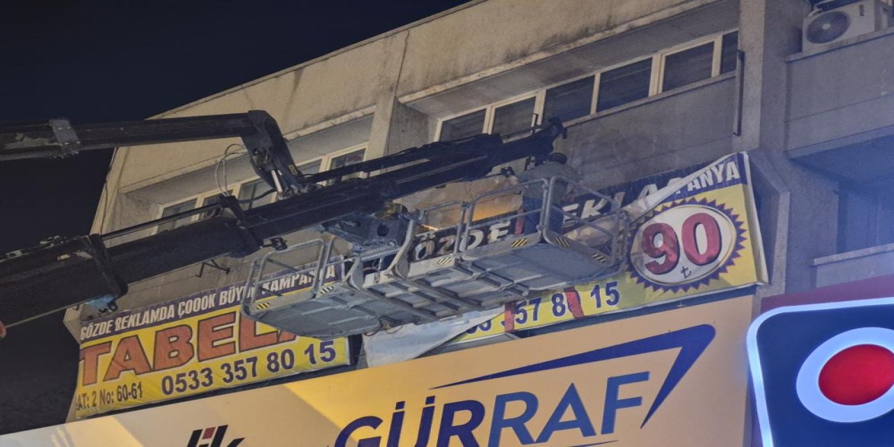 Ankara'da yönetmeliğe uygun asılmayan tabelalar söküldü
