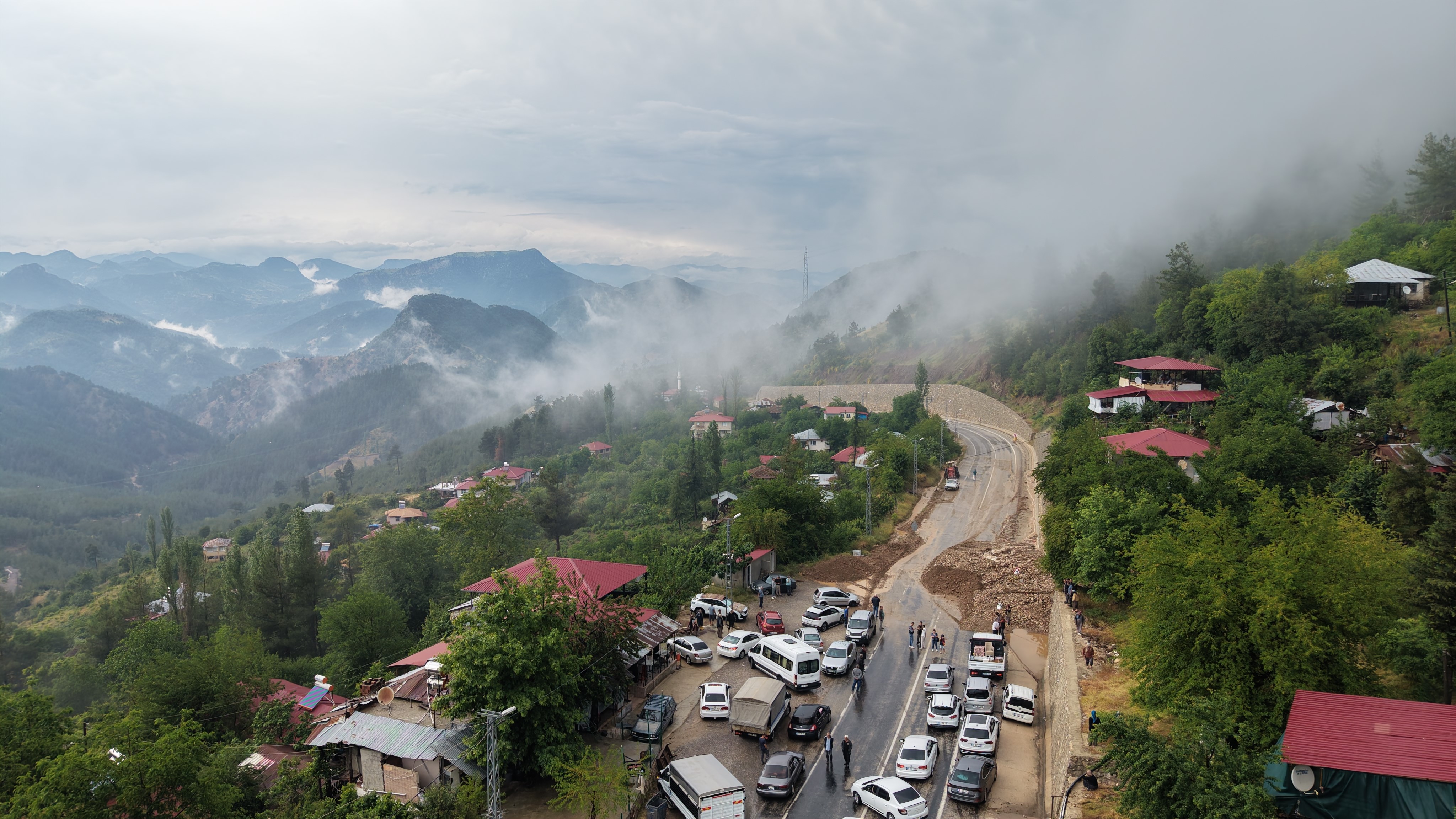 Şiddetli yağış heyelana yol açtı, motosiklet toprak altında kaldı