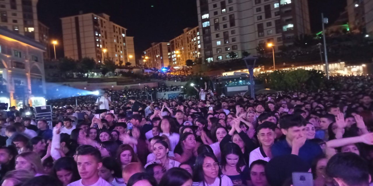 Şırnak’ta konser başladı: Kent meydanında büyük yoğunluk
