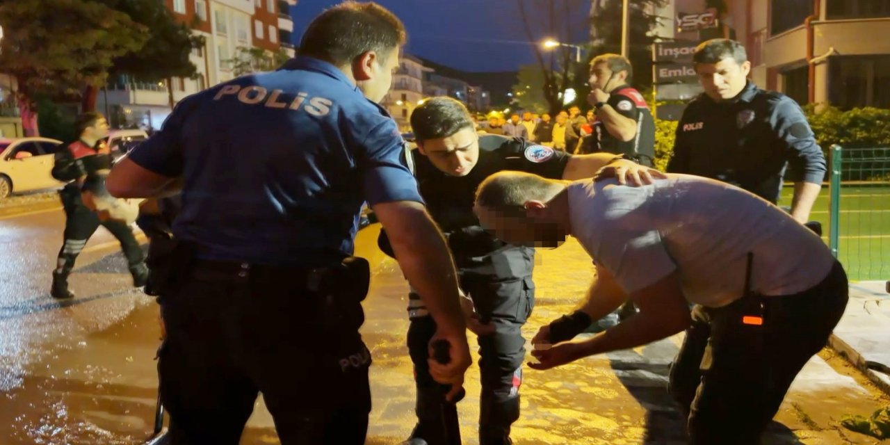 Öfkeli baba, kızını rahatsız eden gencin kulağını kesti: 1'i polis 2 yaralı