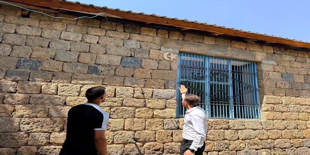 Yılanlar Aşkı, Ay-Yıldız Devleti Simgeliyor: Uludereli Ustanın Taşlara Kazıdığı Hayat Felsefesi