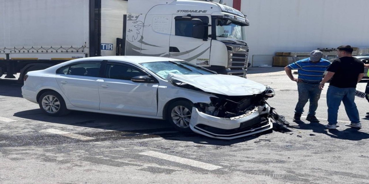 Erzincan'da 3 araçlı trafik kazası güvenlik kamerasına yansıdı