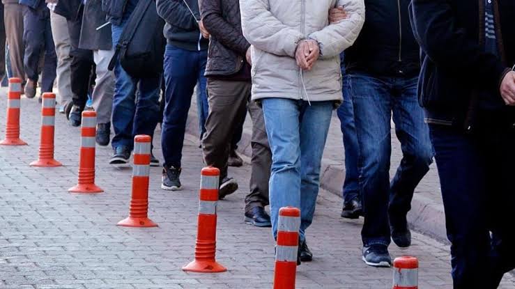 54 ilde sosyal medyada suç örgütlerini övücü paylaşımlarda bulunan 258 şüpheli yakalandı
