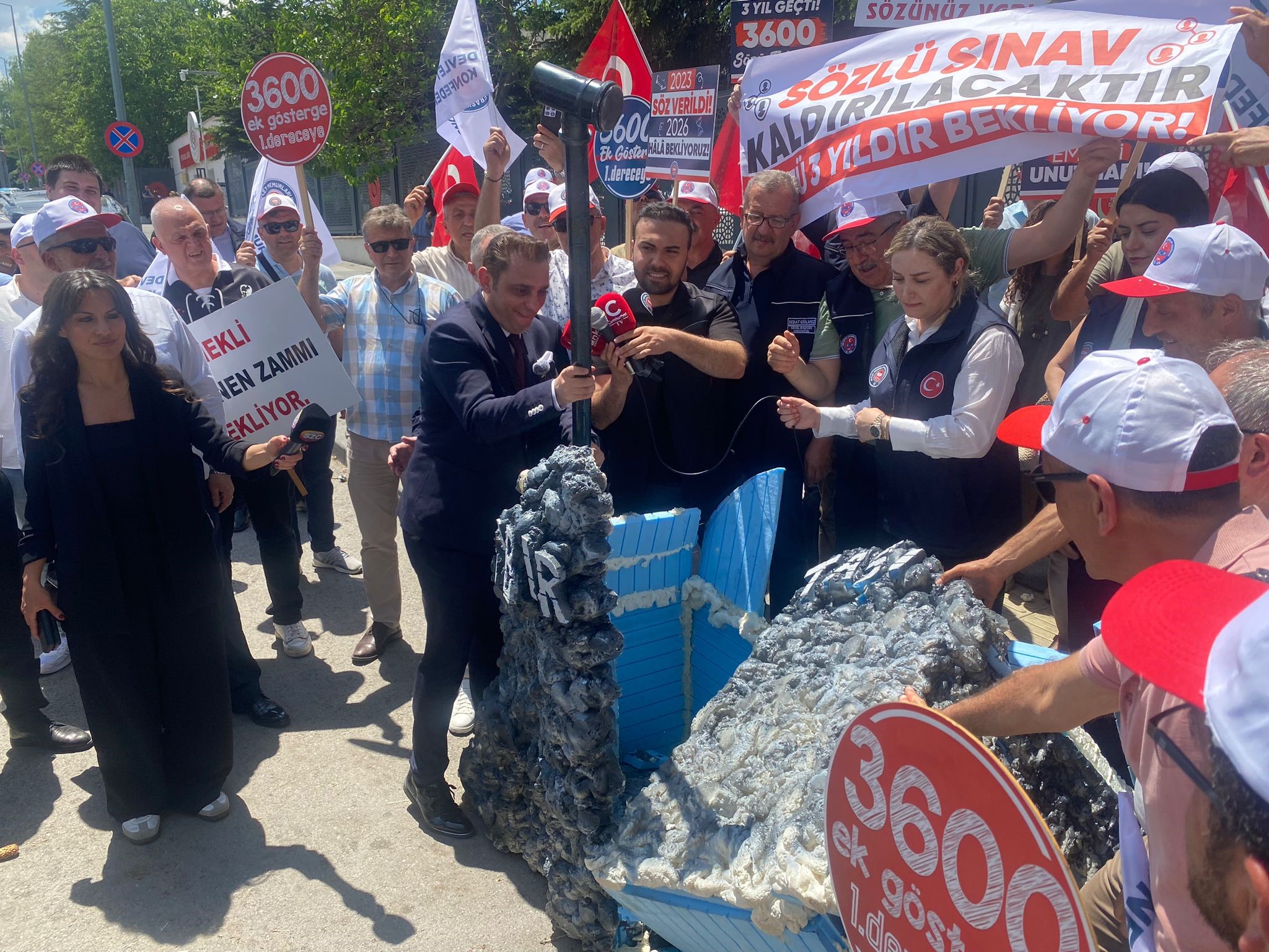 Memurlar taleplerini "sabır taşı" ile dile getirdi