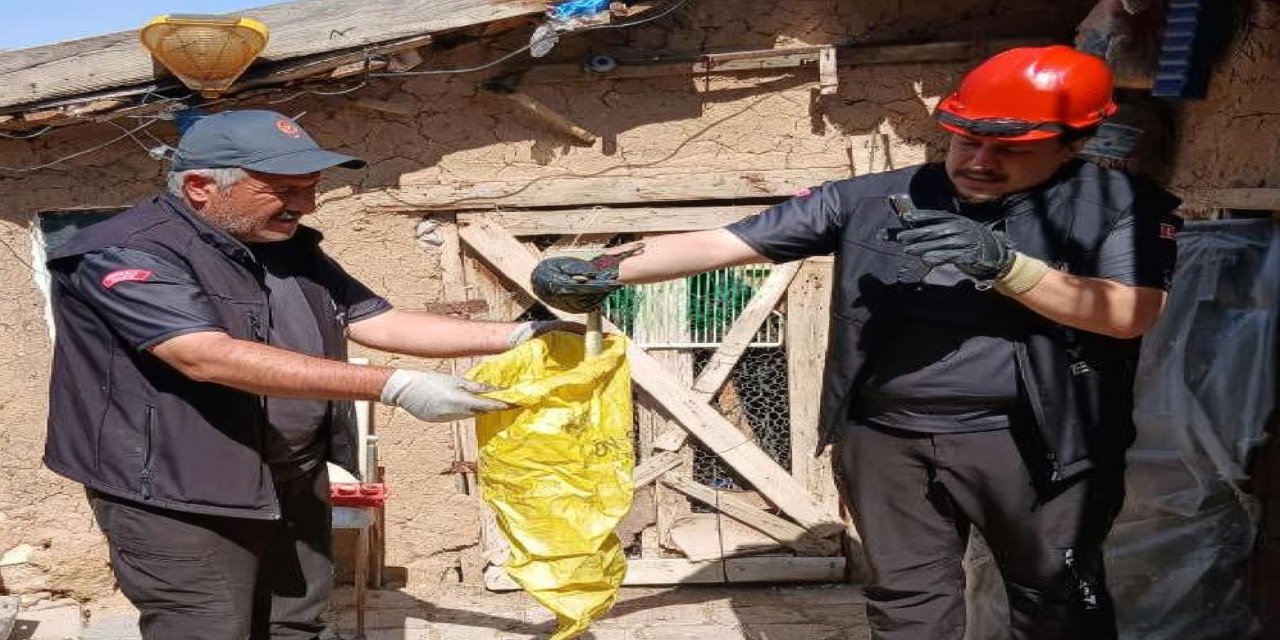 Kırıkkale'de kümese giren yılanı itfaiye çıkardı