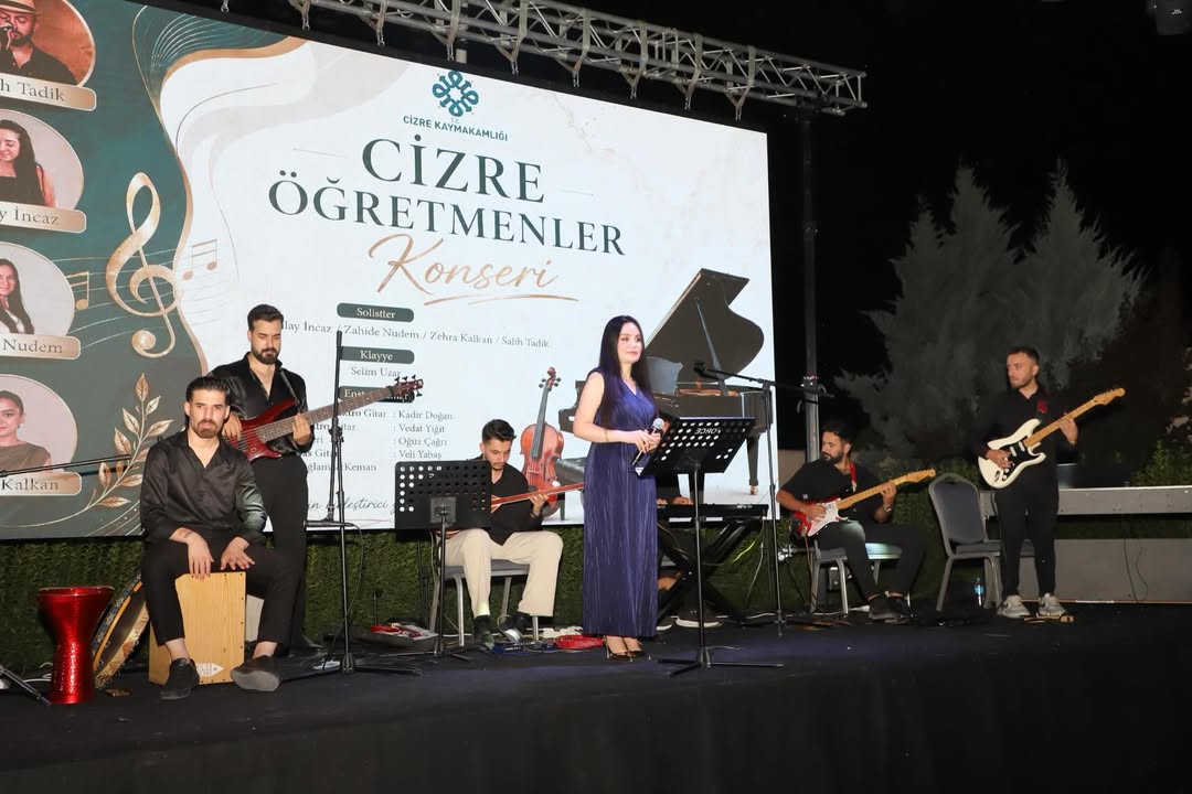 Cizre'de Öğretmenlerden Kulakların Pasını Silen Dev Konser