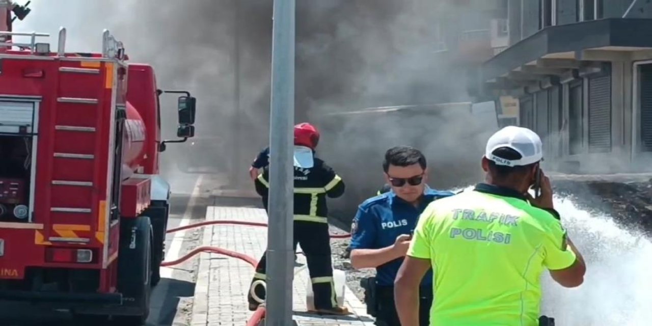 Tatvan'da lastik yangını elektrik hattına sıçradı: Yol trafiğe kapatıldı