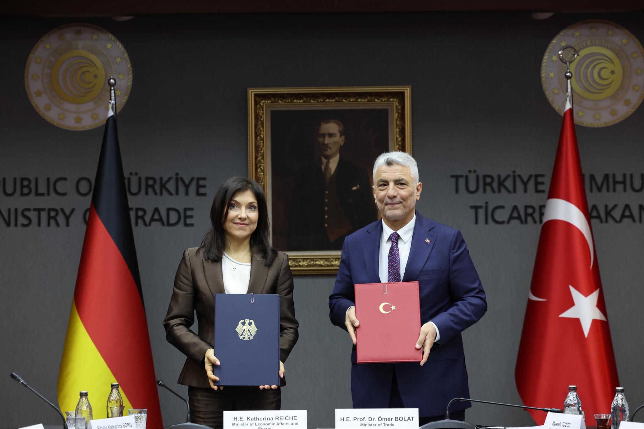 Bakan Bolat: "Almanya vizelerinde ret oranı yüzde 25'lerden yüzde 14'e geriledi"