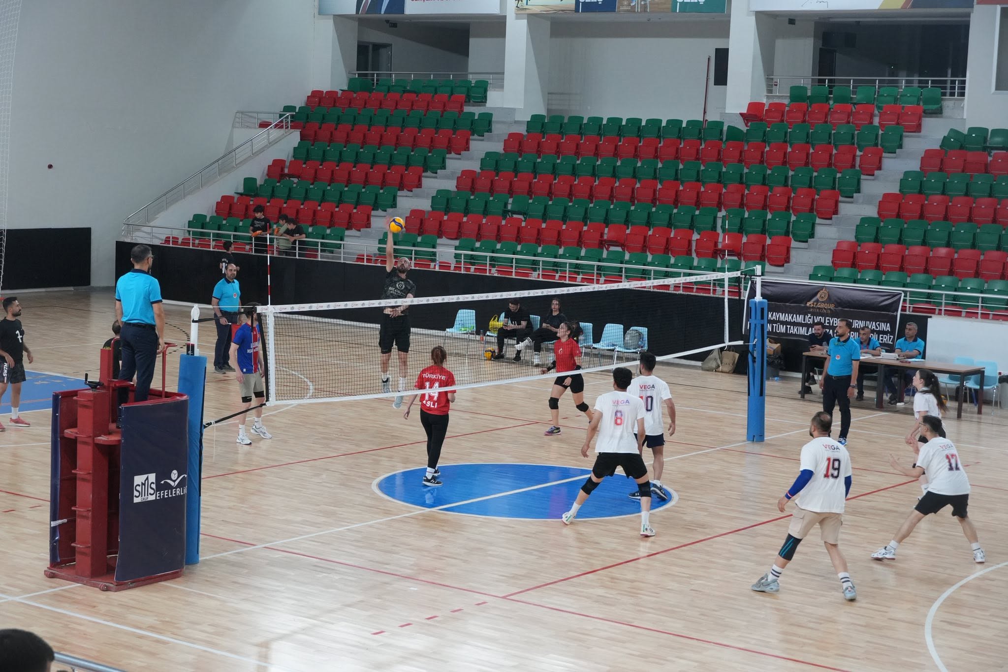 Cizre'de Kurumlar Arası Voleybol Turnuvasında Şampiyon Katran Ortaokulu oldu