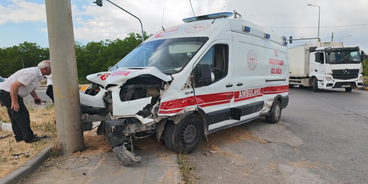 Bitlis’te ambulans ile otomobil çarpıştı: 10 yaralı