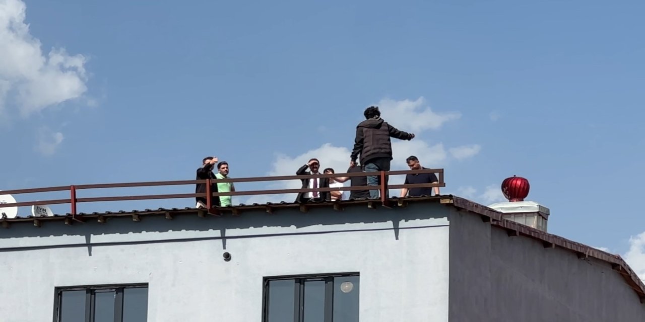Yüksekova'da çatıya çıkan genci, belediye başkanı ve polis ekipleri ikna etti